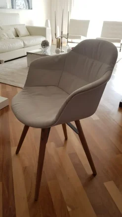 1. Design moderno ed elegante. 2. Rivestimento in tessuto resistente. 3. Struttura in legno di alta qualità. 4. Prezzo scontato. 5. Comoda e pratica.