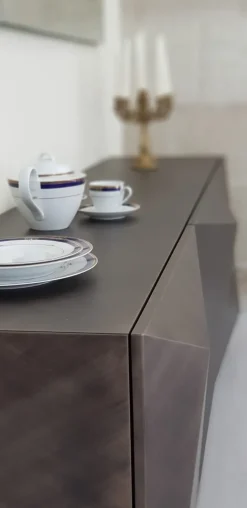 1. Design moderno ed elegante. 2. Realizzata in legno di alta qualità. 3. Finitura in bronzo per un look unico. 4. Ampio spazio di archiviazione. 5. Facile da pulire.