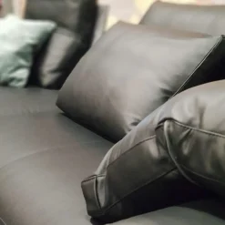 1. Prezzo Outlet. 2. Pelle di qualità. 3. Imbottitura in piuma. 4. Design moderno. 5. Garanzia Arketipo.