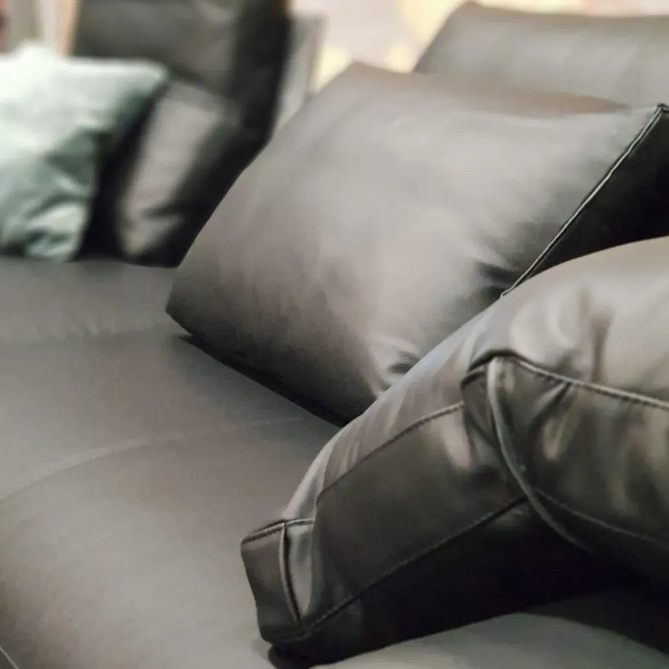 1. Prezzo Outlet. 2. Pelle di qualità. 3. Imbottitura in piuma. 4. Design moderno. 5. Garanzia Arketipo.