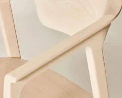 Contatta il progettista interni per scoprire il prezzo della sedia modello Duna di Dale.