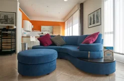 Divano Angolare Virgola_completo_di_pouff Artigianale a 2268€