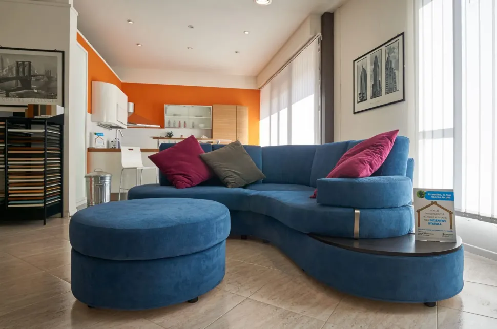 Divano Angolare Virgola_completo_di_pouff Artigianale a 2268€