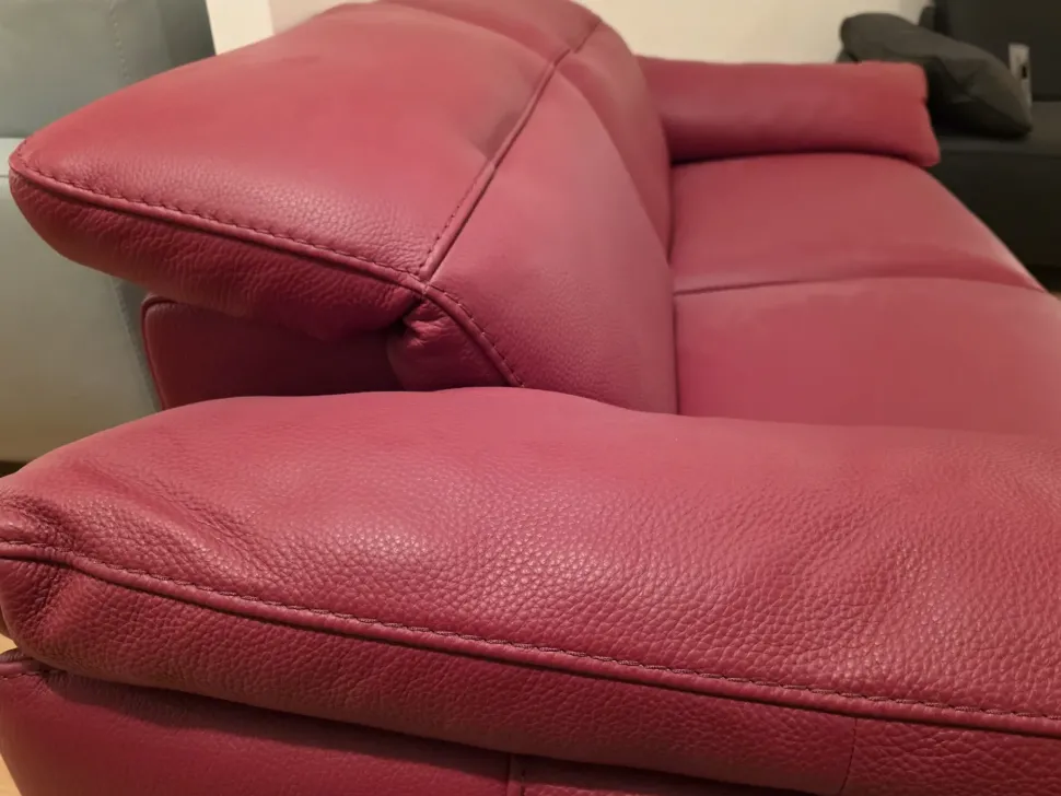 Divano Brignac due posti fisso pelle di Artigianale in stile moderno a prezzo Outlet