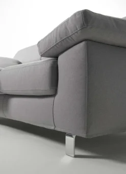 Divano con penisola a tre posti modello Argo di Salvetti scontato del 40%