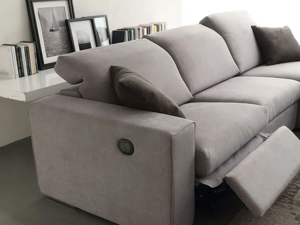 Divano con penisola modello Magnum di Crippa salotti in offerta