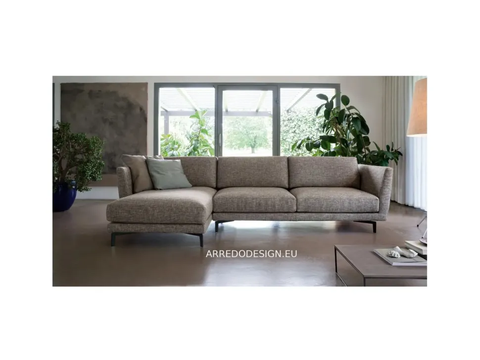 Divano da 4 posti modello Gregory di Doimo salotti scontato