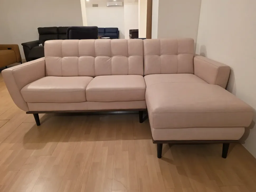 Divano Lineare 2 posti con chaise longue in pelle Artigianale in Offerta Outlet a 900€