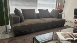 Divano lineare Augusto di Molteni & c a prezzo scontato