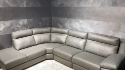 Divano moderno pelle Taylor di Calia con sconto del - 55%