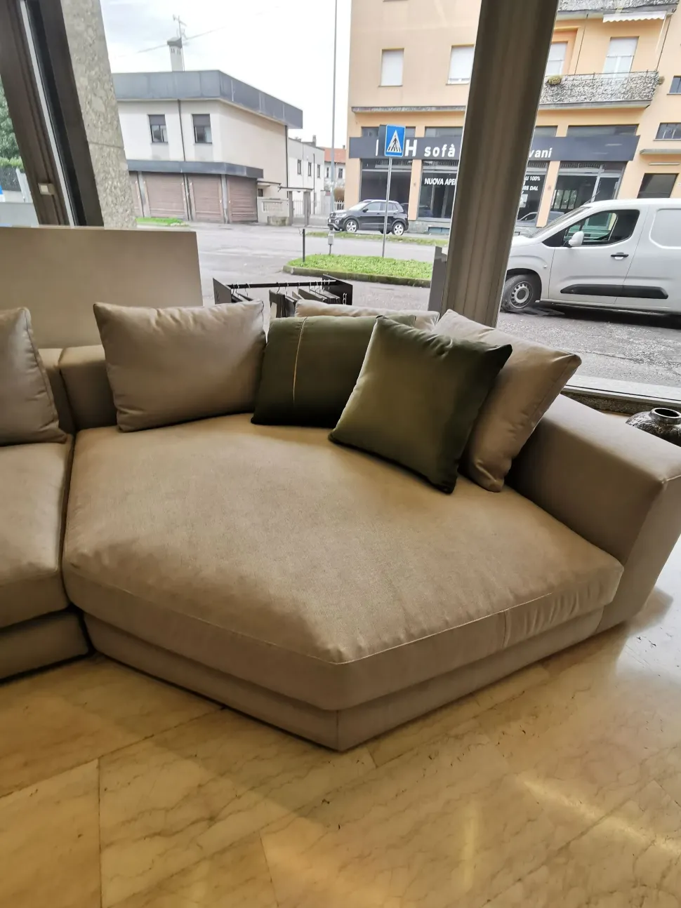 Divano moderno tessuto Land di Artigianale con sconto del - 25%