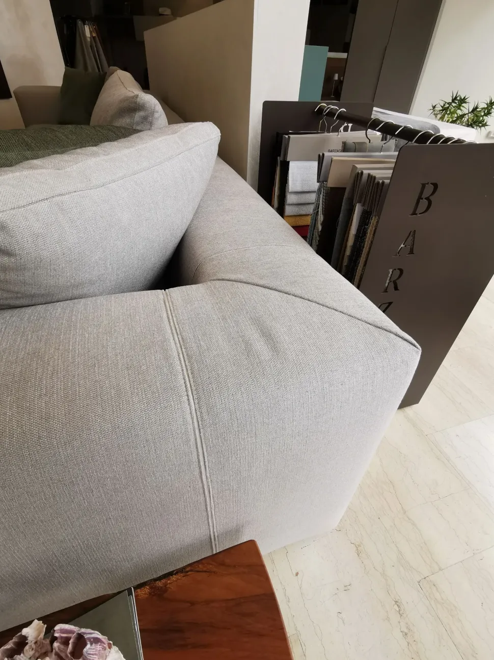 Divano moderno tessuto Land di Artigianale con sconto del - 25%