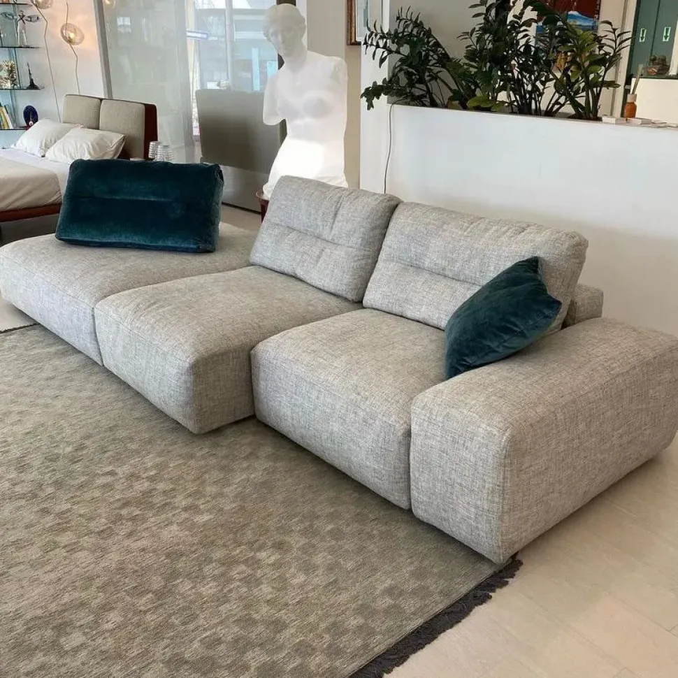 Divano Saba in Offerta Outlet con penisola in poliuretano.