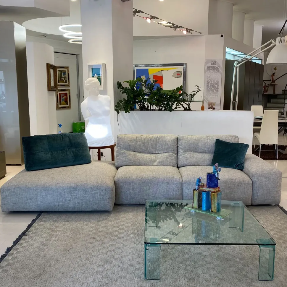 Divano Saba in Offerta Outlet con penisola in poliuretano.