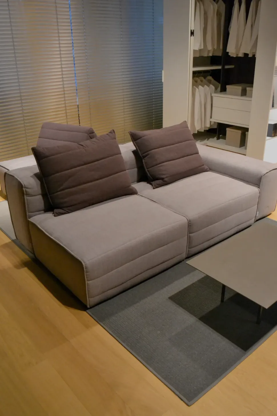 Divano Samet di Gervasoni in stile design a prezzo scontato