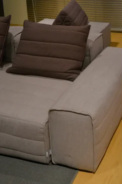 Divano Samet di Gervasoni in stile design a prezzo scontato