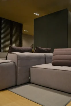 Divano Samet di Gervasoni in stile design a prezzo scontato