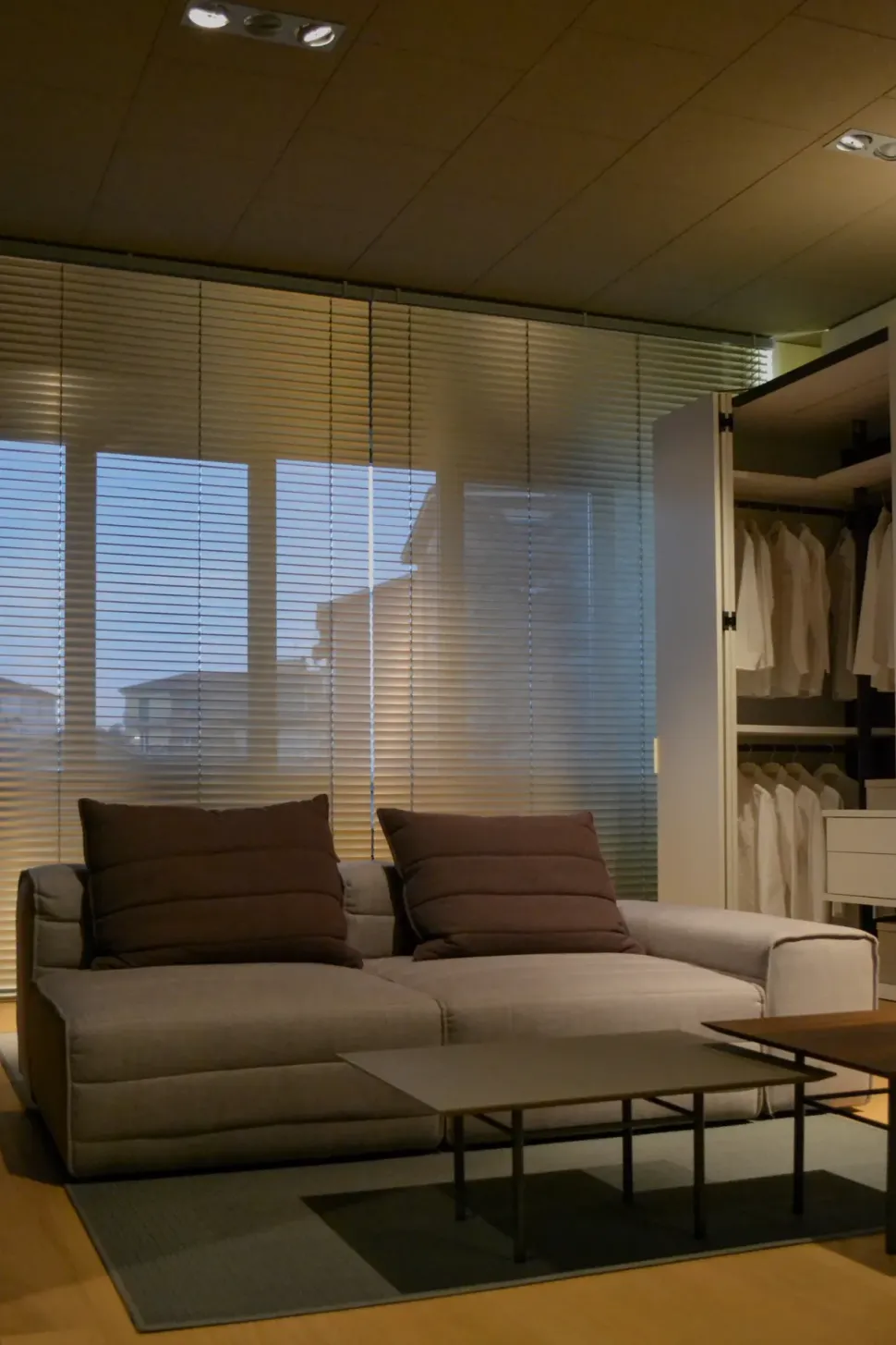 Divano Samet di Gervasoni in stile design a prezzo scontato