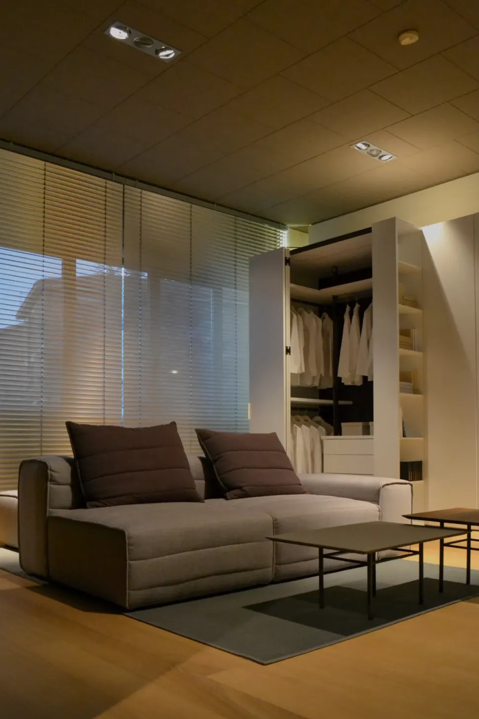 Divano Samet di Gervasoni in stile design a prezzo scontato