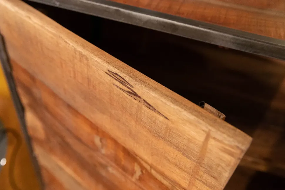 Libreria Libreria con contenitore e cassetti in legno massello in stile design di Artigianale in OFFERTA OUTLET