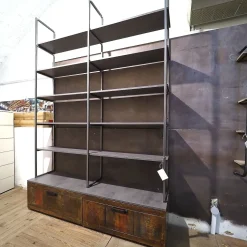 Libreria Outlet etnico in legno scontata -28%: scopri Libreria industriial con ante recicle e piani  ossido cemento