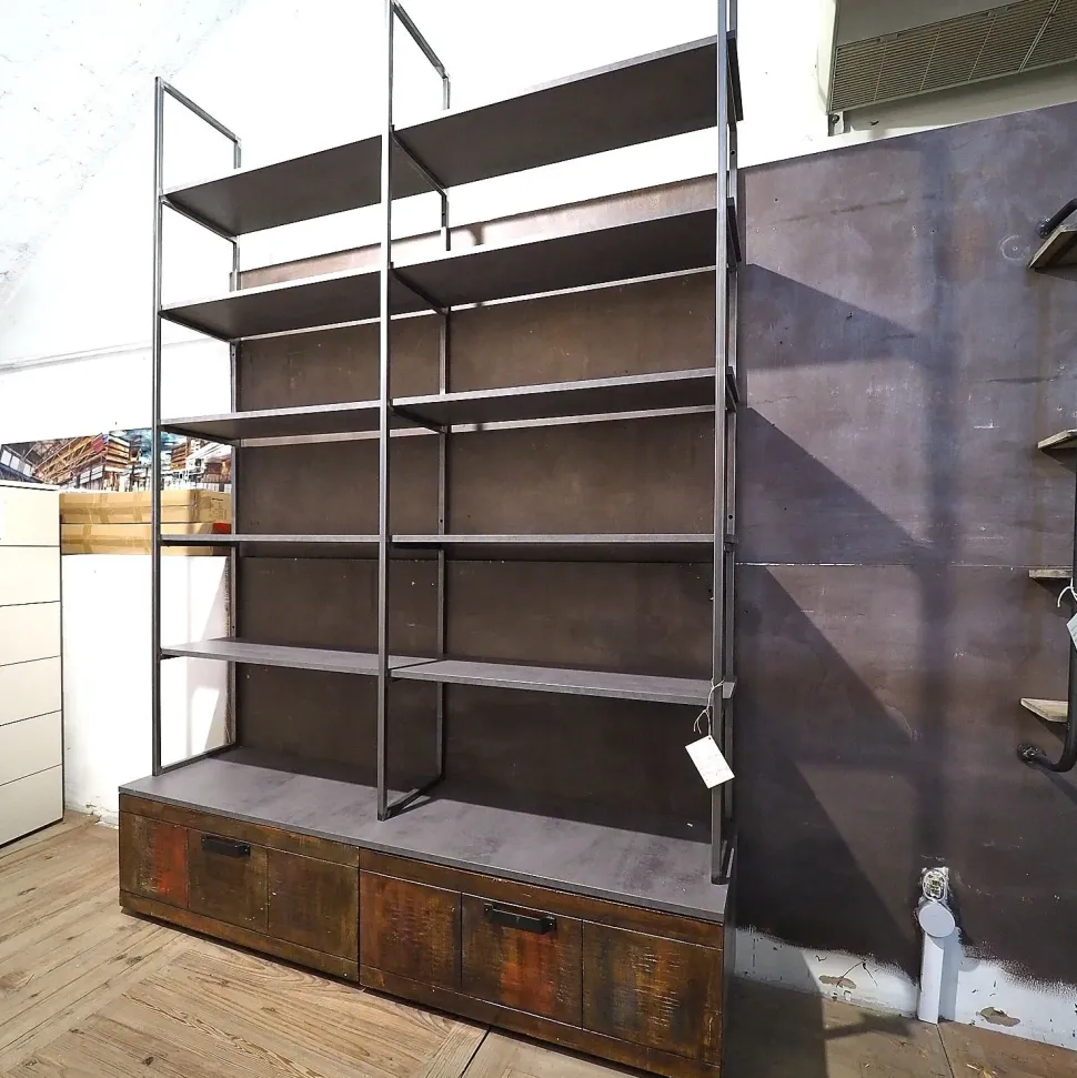 Libreria Outlet etnico in legno scontata -28%: scopri Libreria industriial con ante recicle e piani ossido cemento