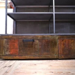 Libreria Outlet etnico in legno scontata -28%: scopri Libreria industriial con ante recicle e piani ossido cemento