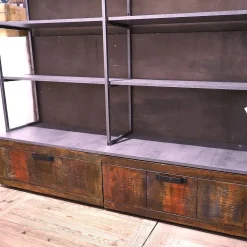 Libreria Outlet etnico in legno scontata -28%: scopri Libreria industriial con ante recicle e piani ossido cemento