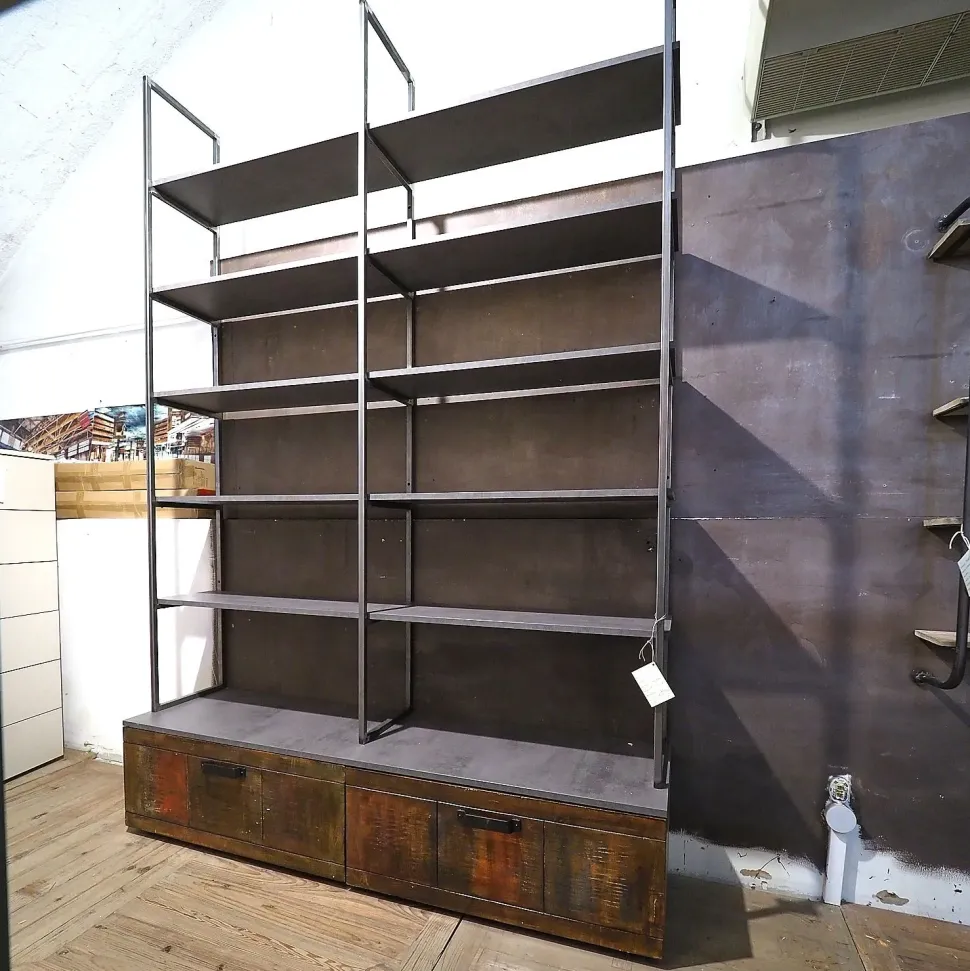 Libreria Outlet etnico in legno scontata -28%: scopri Libreria industriial con ante recicle e piani ossido cemento