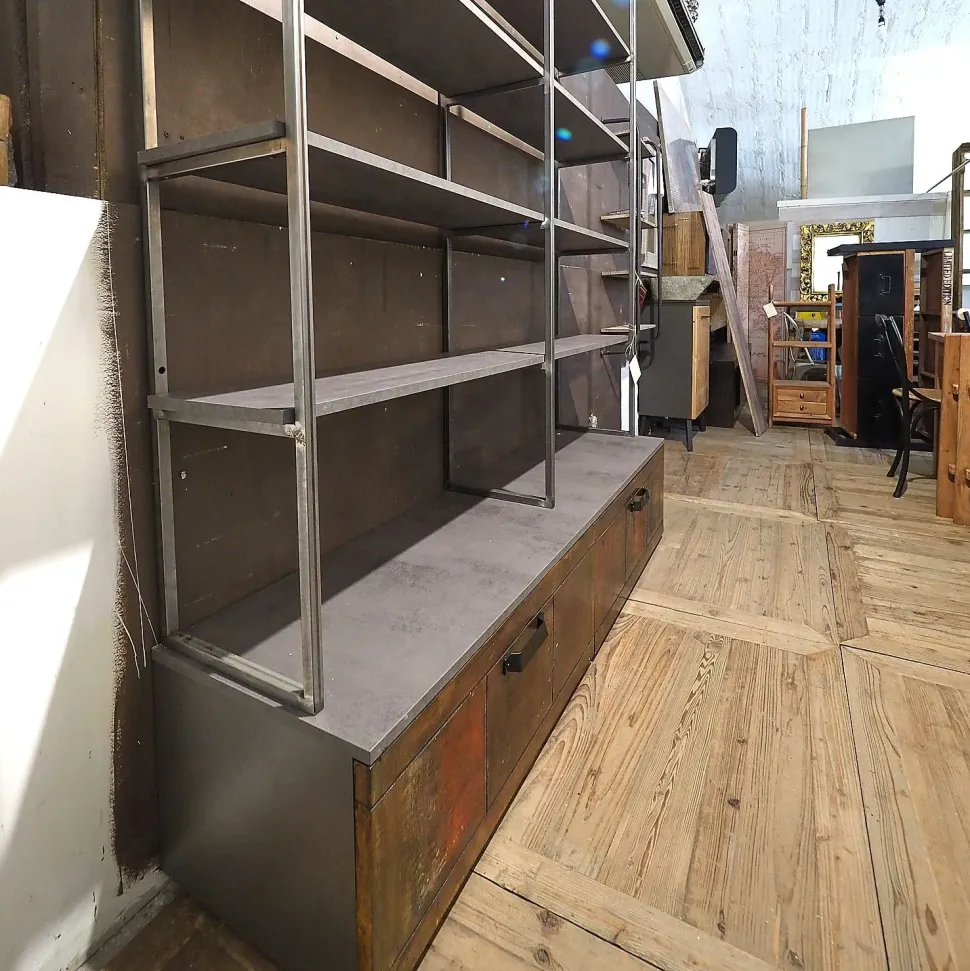 Libreria Outlet etnico in legno scontata -28%: scopri Libreria industriial con ante recicle e piani ossido cemento