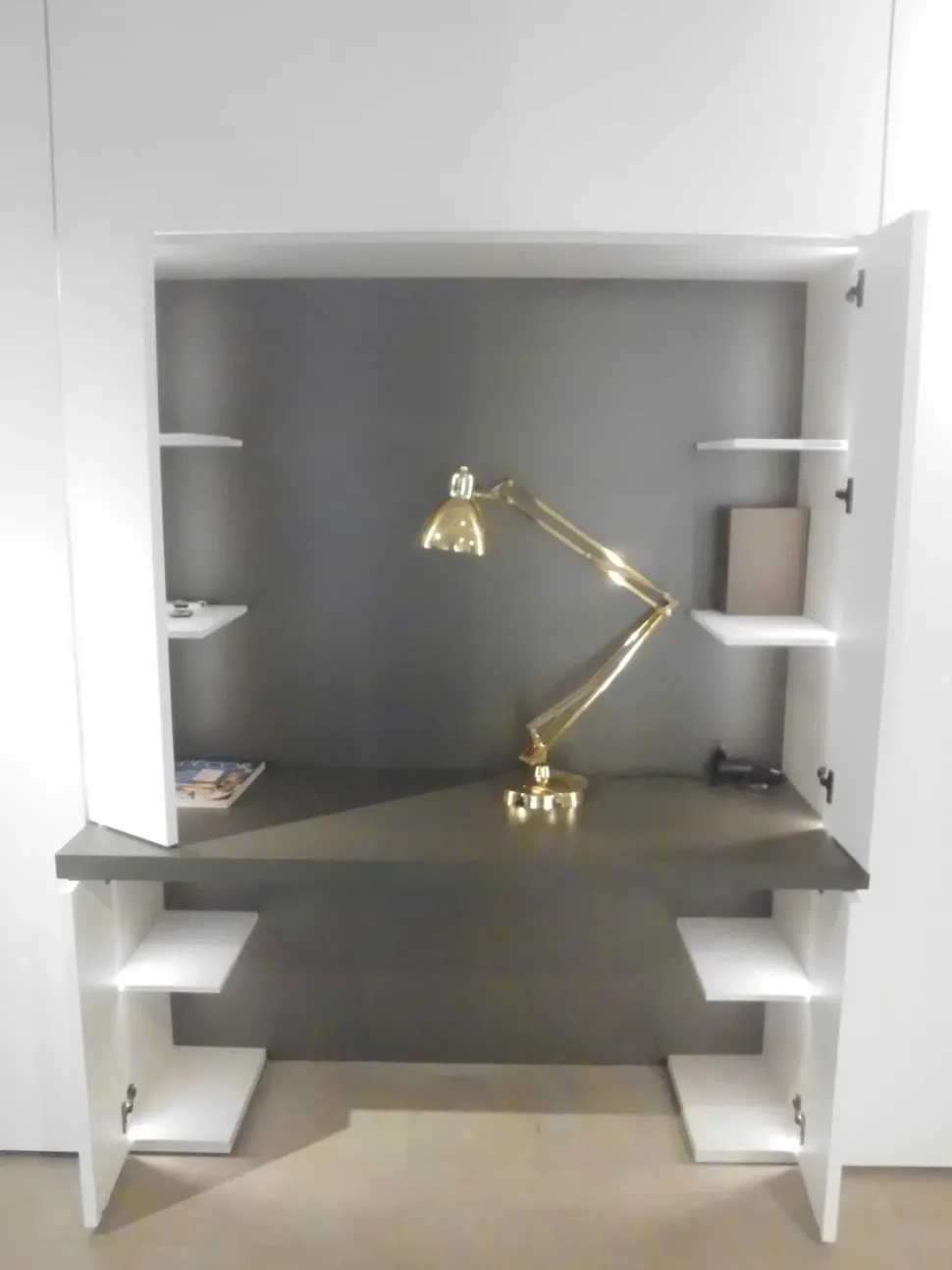 Libreria Roomy con scrivania stile moderno Roomy con scrivania di Caccaro in Offerta Outlet