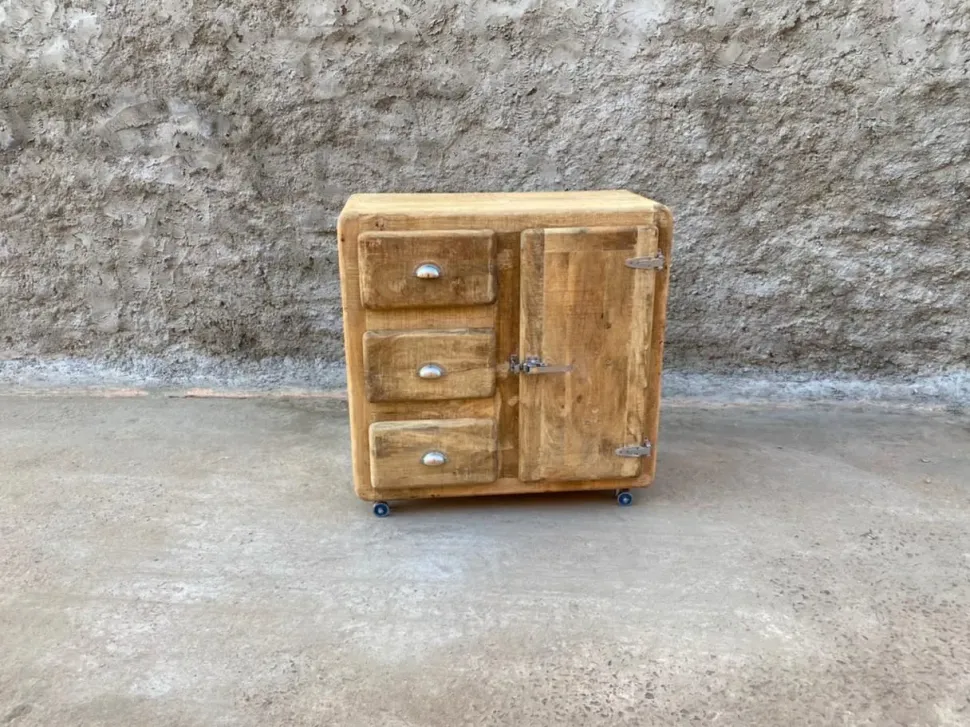 Madia modello Madia vecchia ghiacciaia 1 anta 3 cassetti con ruote di Outlet etnico a prezzo scontato