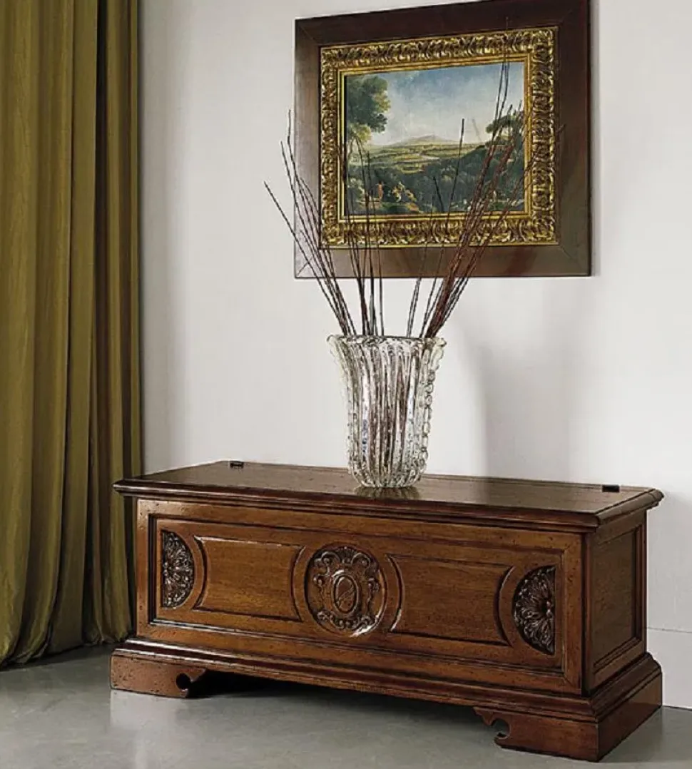 Mobile ingresso A terra modello Cassapanca in noce massello intagliata in promo-sconto del 40% di Artigianale