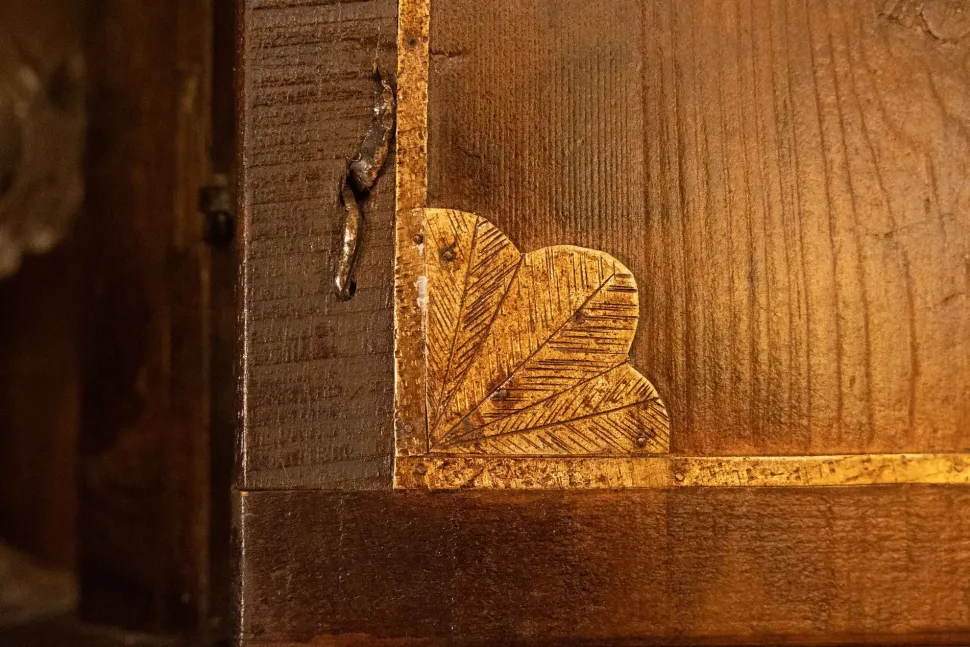 Mobile soggiorno modello Mobile sacrestia noce massello di Collezione esclusiva a PREZZI OUTLET