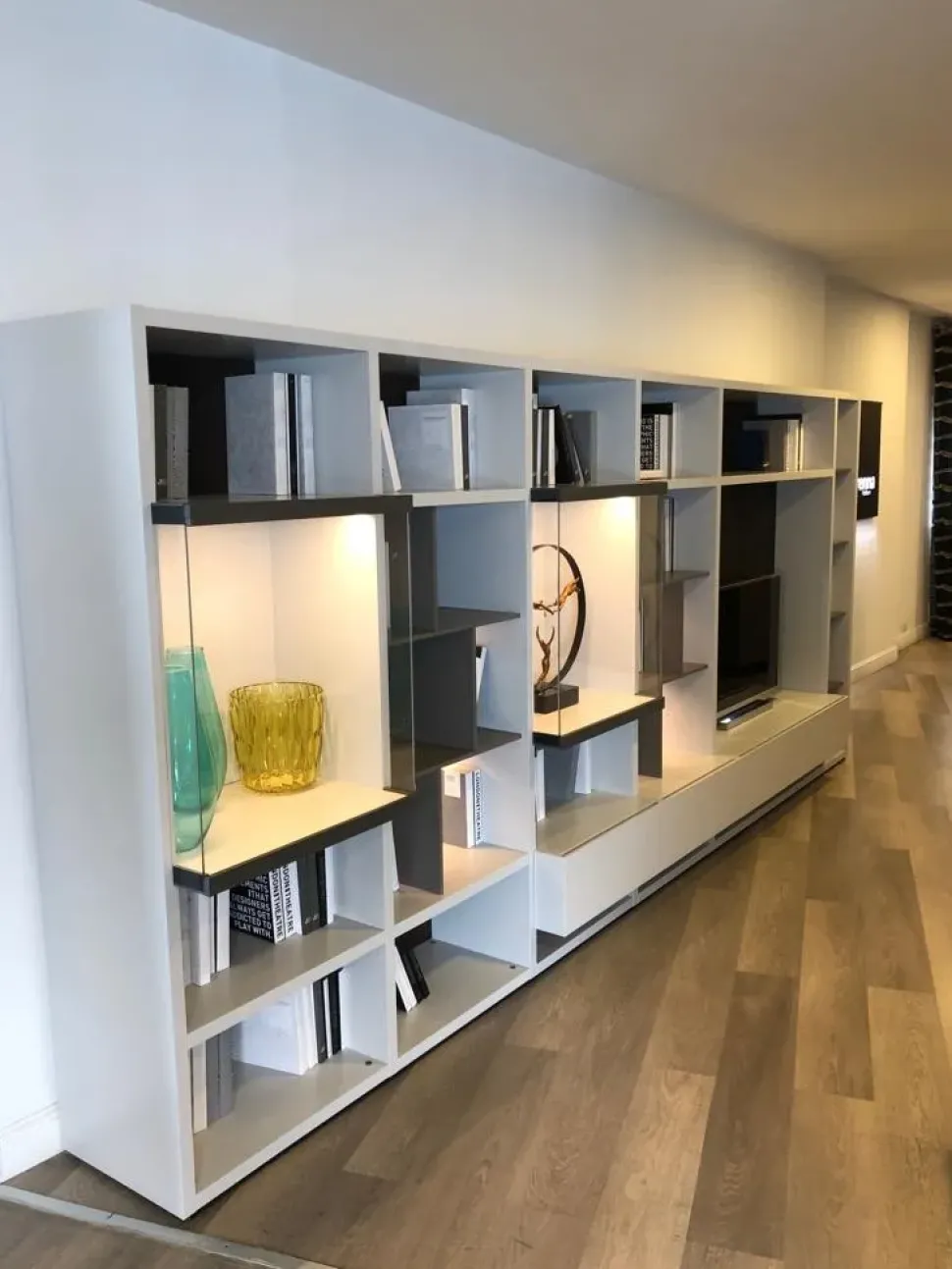 Parete attrezzata Wall system del brand Poliform con uno sconto esclusivo