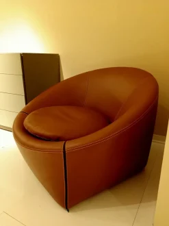 Poltrona con seduta fissa Minotti capri pelle Minotti in Offerta Outlet