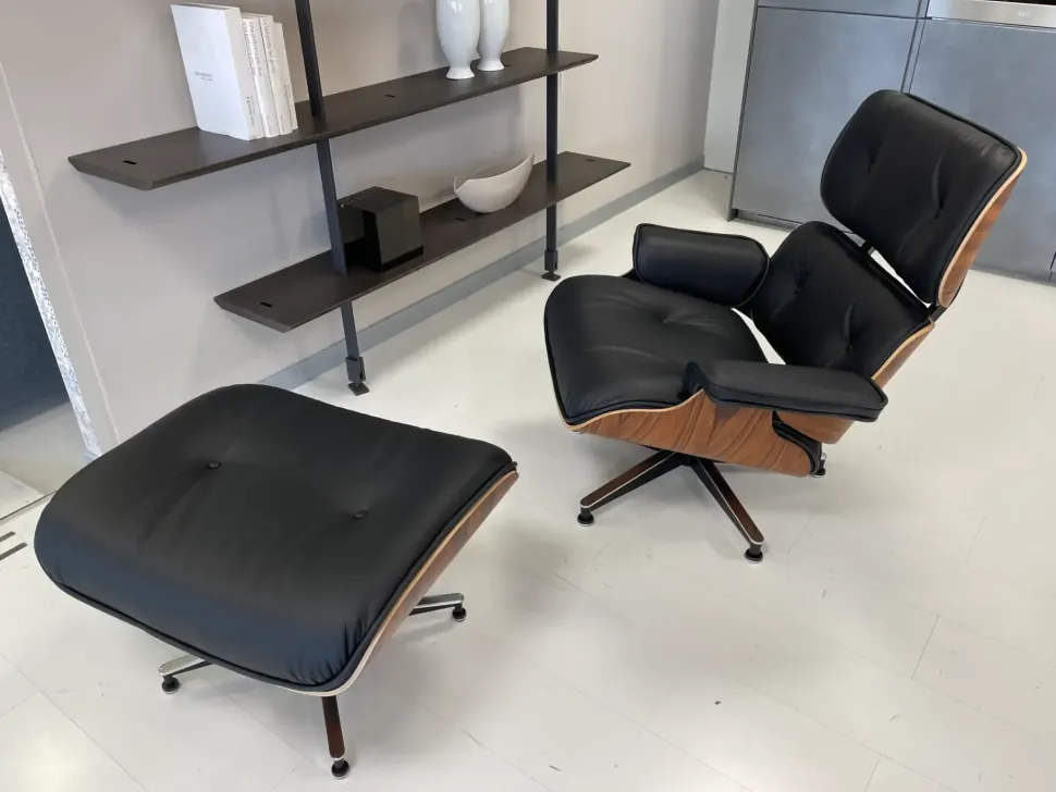 Poltrona modello Poltrona con pouf lounge chair eames Alivar con forte sconto