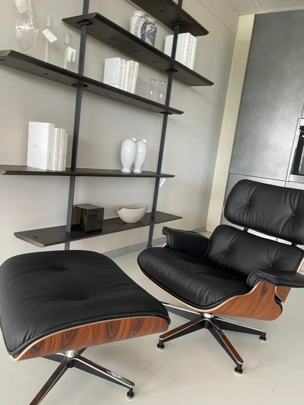 Poltrona modello Poltrona con pouf lounge chair eames Alivar con forte sconto