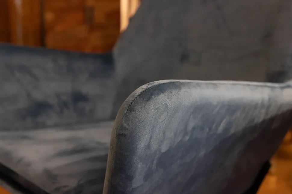 Poltroncina modello Poltrona artigianale in velluto Artigianale in Tessuto a prezzo scontato