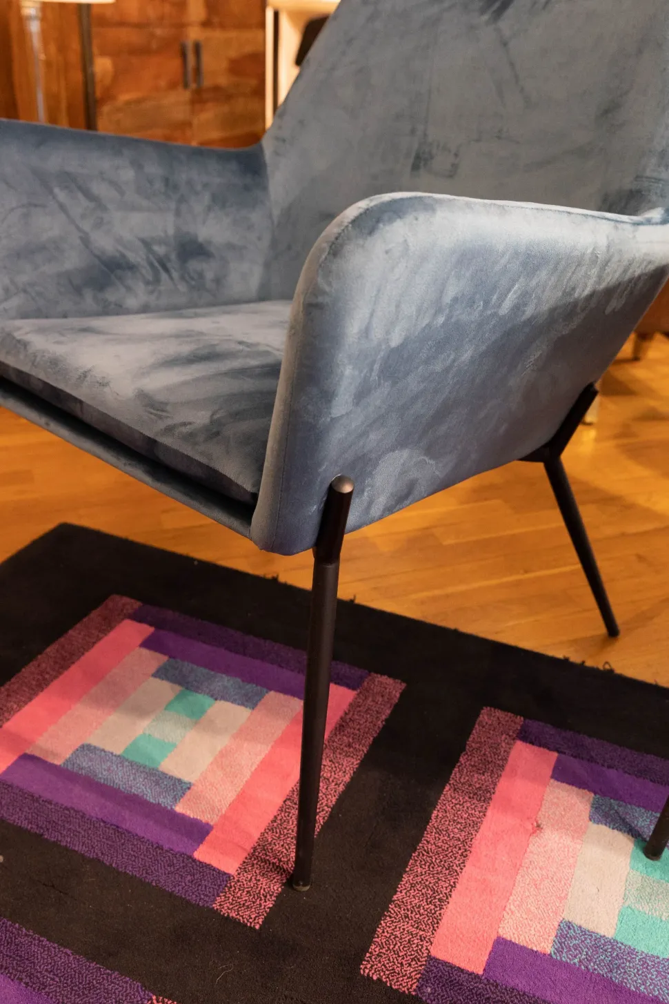 Poltroncina modello Poltrona artigianale in velluto Artigianale in Tessuto a prezzo scontato