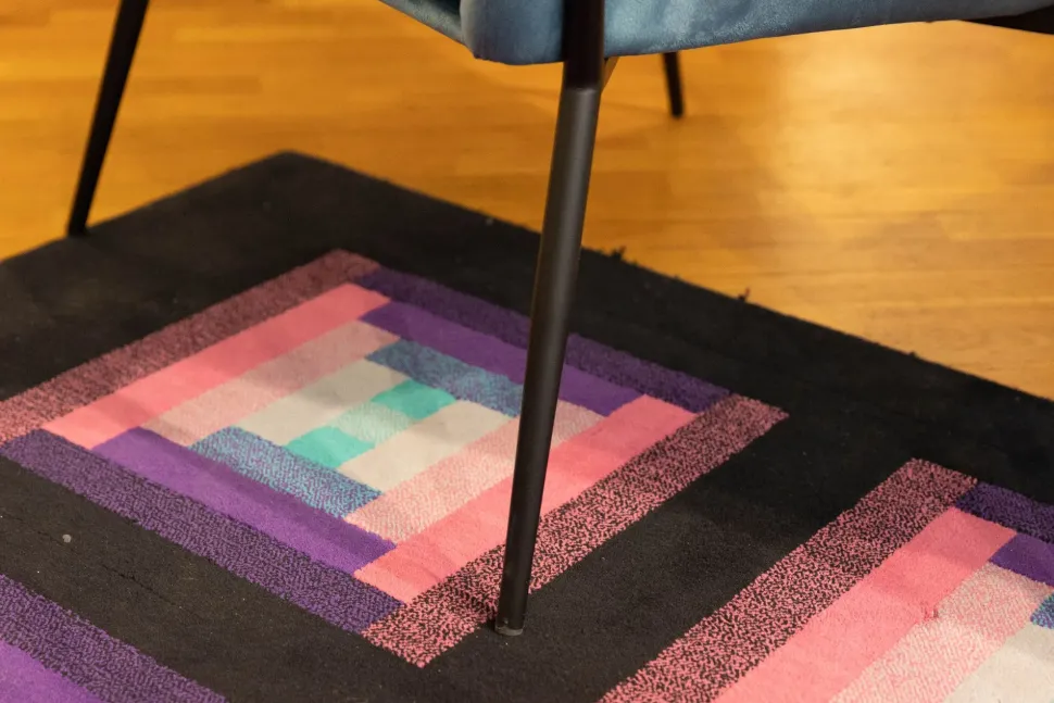 Poltroncina modello Poltrona artigianale in velluto Artigianale in Tessuto a prezzo scontato