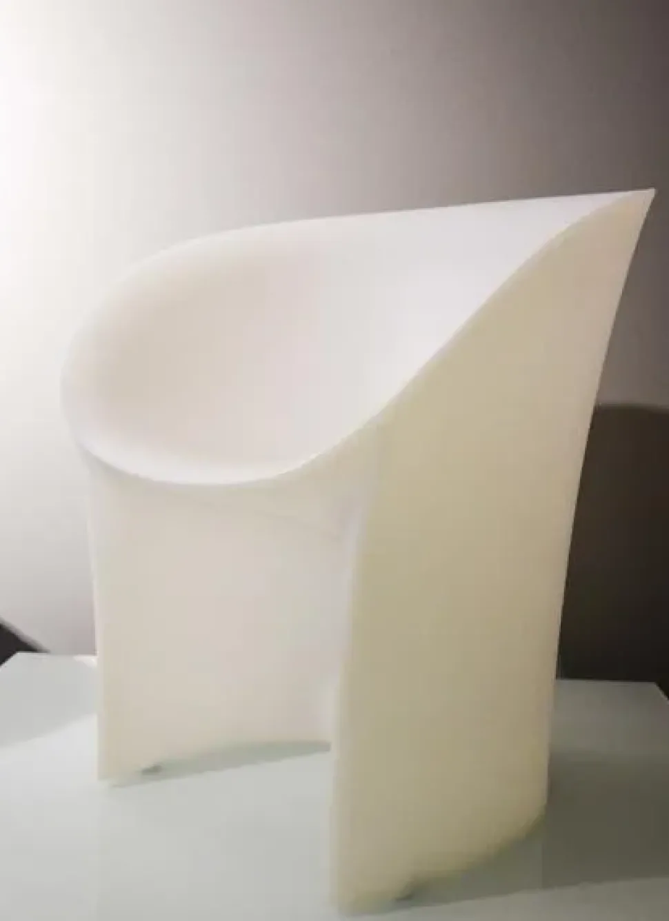 Poltroncina MOROSO Moon in polietilene bianco