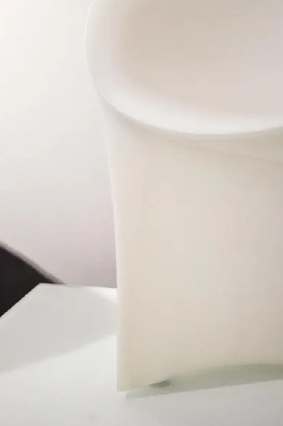 Poltroncina MOROSO Moon in polietilene bianco