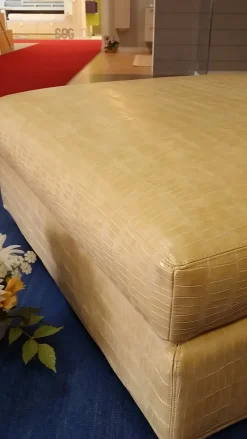 Pouf in pelle Village a marchio Feg a prezzo ribassato