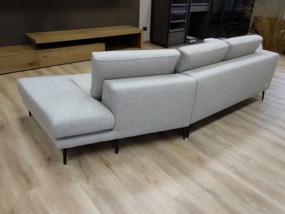 Progettista interni: Divano Bora di Nicoline con penisola a prezzo scontato.