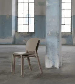 Scopri la sedia Hug di Scab: design moderno ed elegante! Prezzo imbattibile!