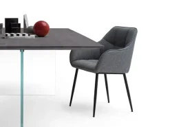 Sedia con braccioli modello Jemes a prezzo riservato