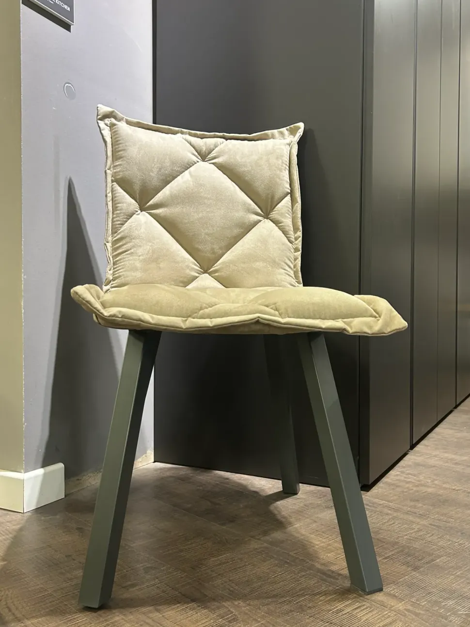 Sedia con schienale medio modello Digione a prezzo riservato