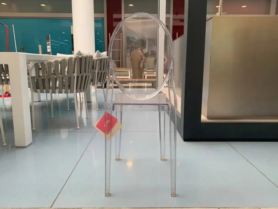 Sedia da giardino realizzata in plastica Victoria ghost di Kartell