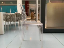 Sedia da giardino realizzata in plastica Victoria ghost di Kartell